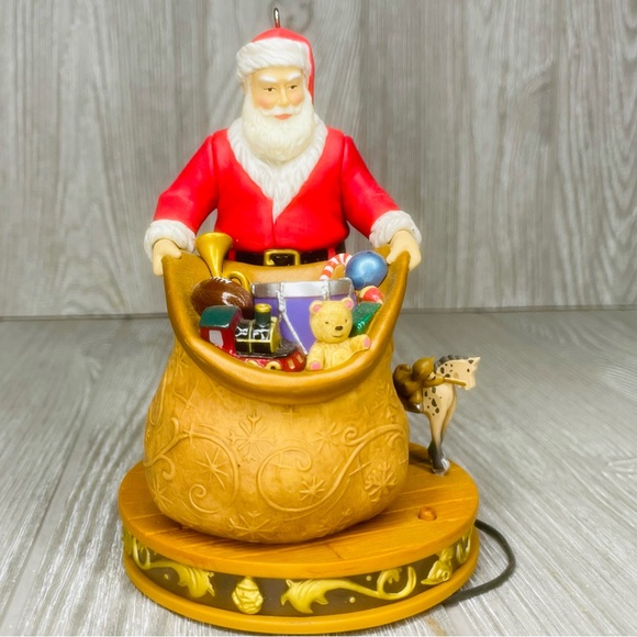 Hallmark Ornament Packing Up The Toys Once Upon a Christmas 2015 Magic Cord - Picture 3 of 9